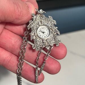 Montre Silvertone Cuckoo Clock Brooch/Necklace